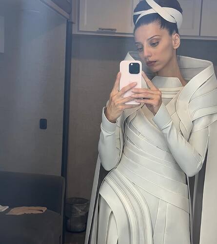 angela-sarafyan-as-lara-lor-van-superman-2025-v0-v5lnrn1rvwcf1