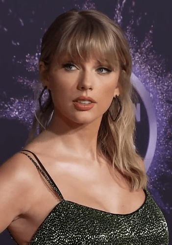 191125_Taylor_Swift_at_the_2019_American_Music_Awards