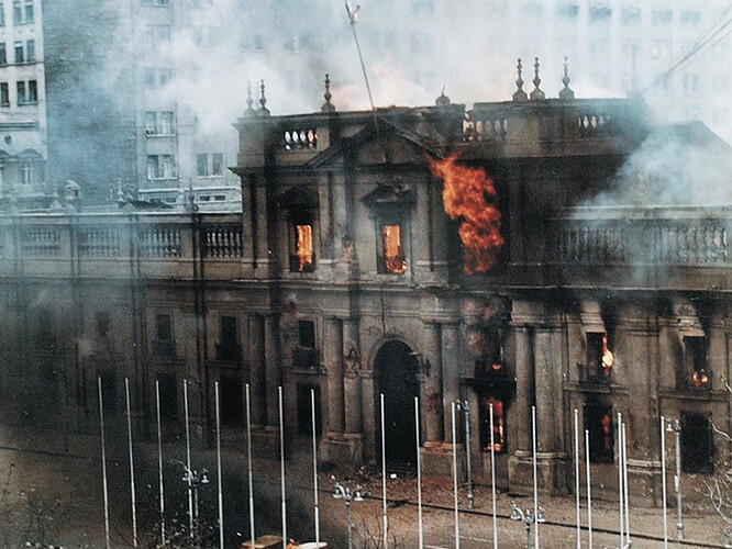 La-Moneda-bombardeada